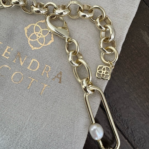 EUC Kendra Scott Lindsay Gold Tone Paperclip Chain Necklace White Pearl 20" - Picture 3 of 4